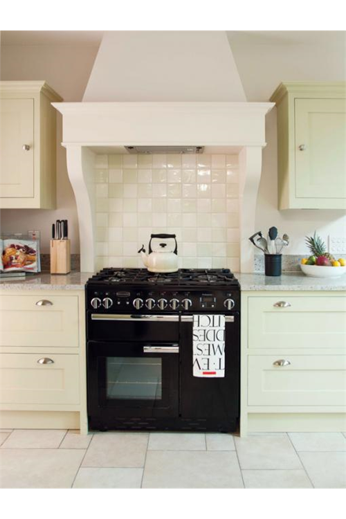 cream and black range cooker